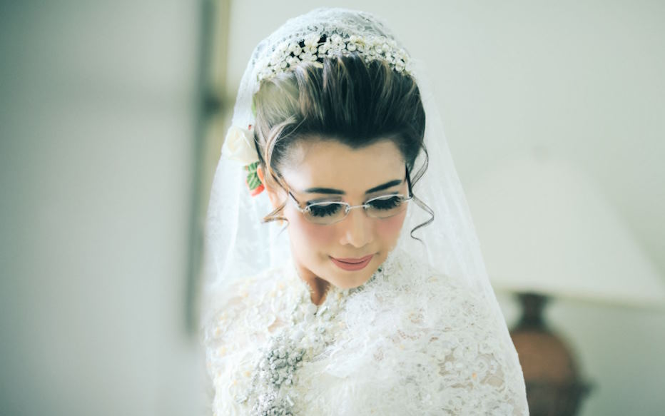 Wedding Hairstyles for Brides with Glasses